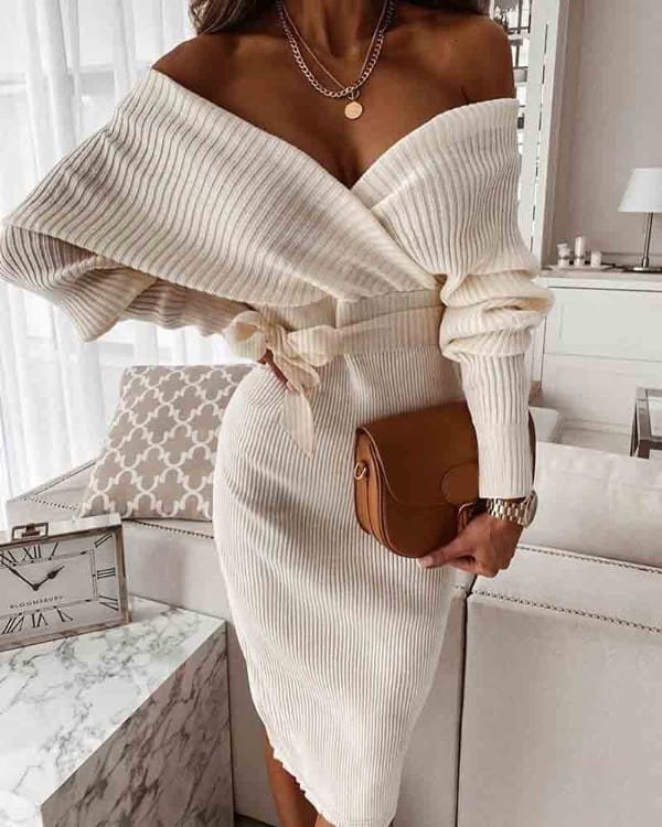 Sukienka midi z długimi szerokimi rękawami i odkrytymi ramionami